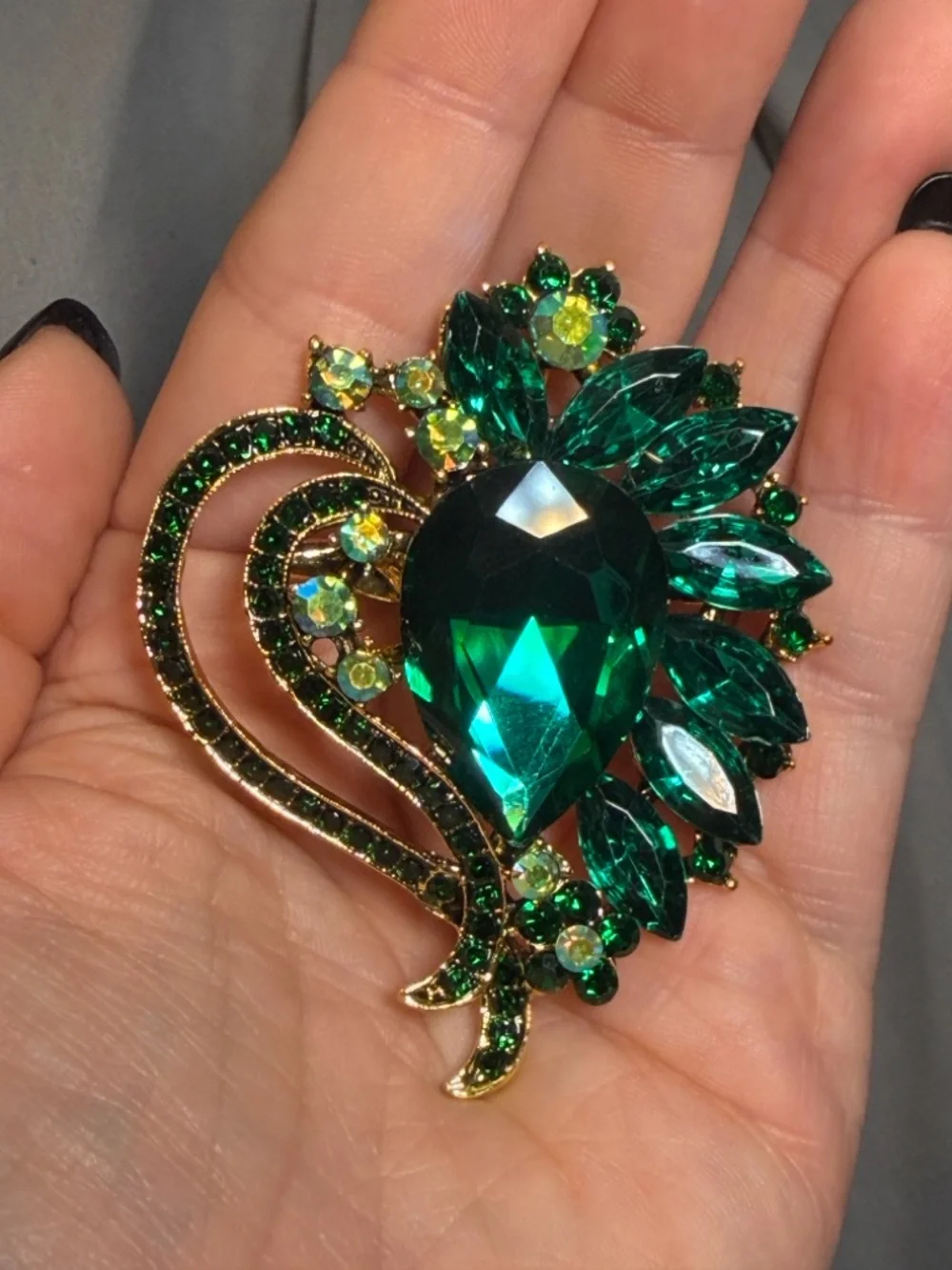 Heart Swirl Emerald Green Rhinestone Brooch Gold Tone Sparkly Pin 2.25